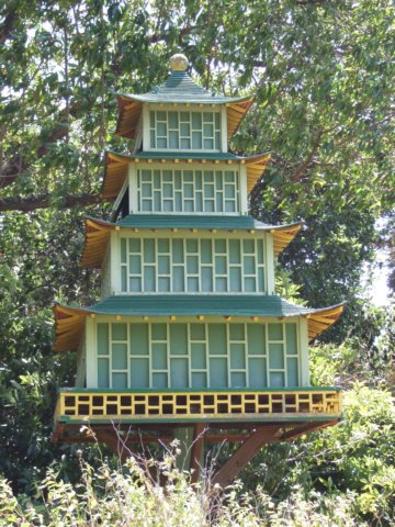 birdhouseinthegarden.jpg